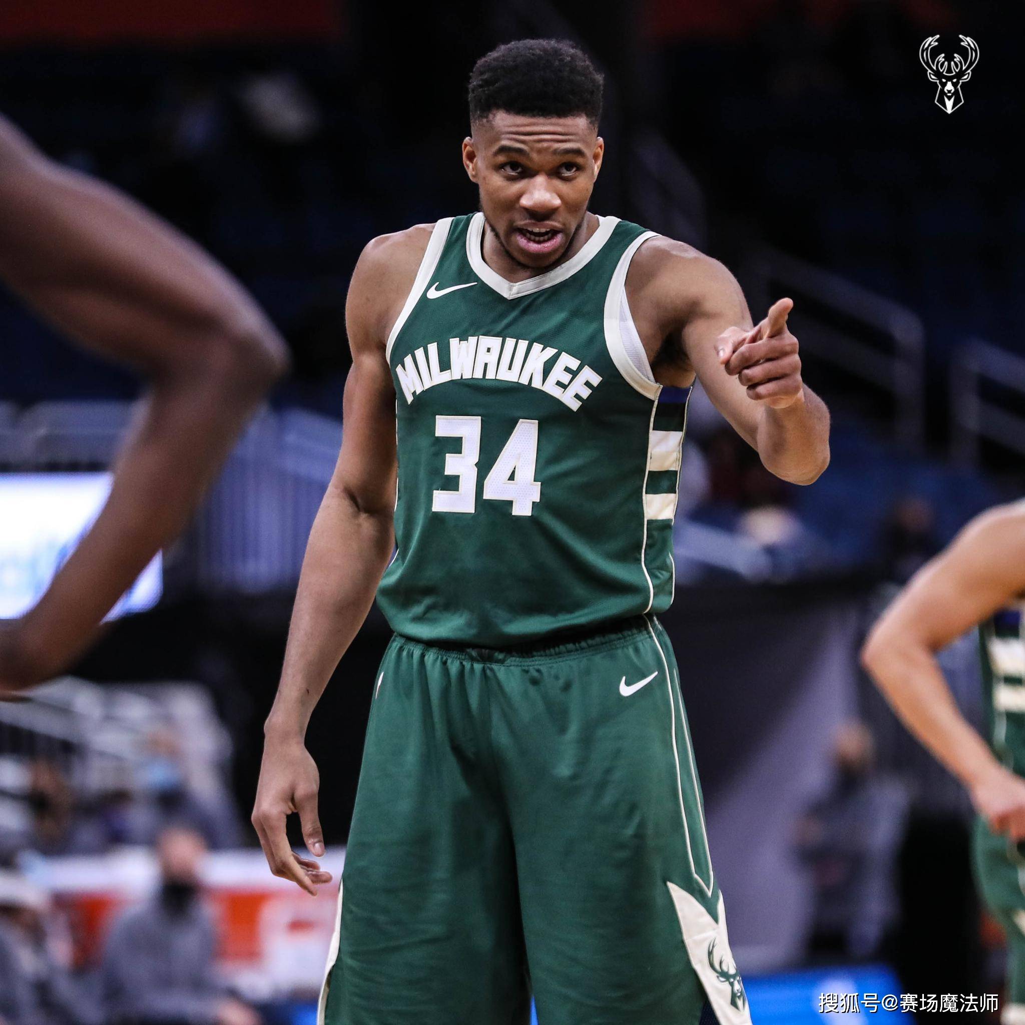 半岛体育-字母哥迎来三赛季高光表现，曼联球迷沸腾！-半岛体育